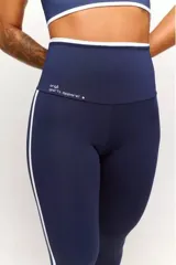 Calza deportiva de tiro alto color rojo, con franjas laterales blancas y detalles blancos en los tobillos.