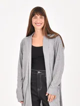 Saco largo negro de punto, con cuello abierto, mangas largas y dos bolsillos delanteros.