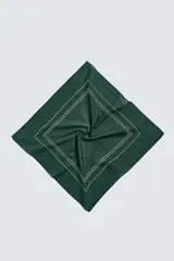 Pañuelo cuadrado de algodón color verde oscuro, con doble borde cosido en hilo blanco.