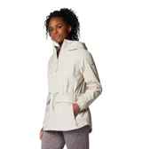 Chaqueta impermeable Columbia modelo Sweet Creek II Lined, color beige claro, con capucha, cierre frontal, cintura ajustable con cordón y bolsillos frontales. Cuenta con forro polar interior y tecnología Omni-Tech para mayor protección contra la humedad.