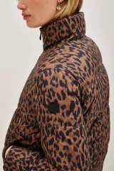 Campera puffer de corte corto con estampado animal print. Cuenta con cierre frontal, cuello alto y bolsillos laterales con cierre.