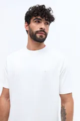 Remera básica de hombre con cuello redondo y mangas cortas, confeccionada en algodón. Presenta un pequeño logo bordado en el pecho.