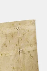 Pantalón de tiro medio con diseño de pierna recta y detalle de superposición tipo pareo en el frente con botones. Cuenta con cierre de cremallera oculto.