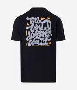 Remera negra de algodón con estampado psicodélico y lettering "The Wild Doesn't Wait" en el frente y la espalda. Diseño de corte comfort, cuello redondo y manga corta.