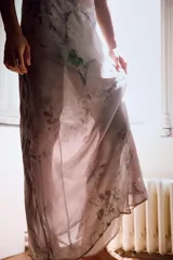 Vestido largo de viscosa con estampado abstracto en tonos tierra, verdes y azules. Presenta un escote en V profundo decorado con encaje, bordados y abalorios. Posee forro interior y cierre lateral oculto.