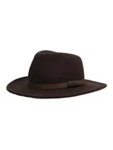 Sombrero tipo fedora de lana afieltrada en color marrón, con ala ancha y cinta decorativa de cuero sintético con detalle metálico.