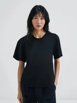 Blusa negra de corte recto con cuello redondo y mangas cortas con diseño evasé o acampanado.