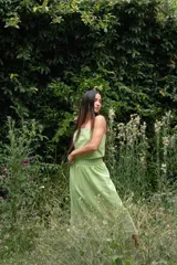 Conjunto de dos piezas compuesto por un crop top de breteles anchos y una pollera midi, ambos en color azul con detalles de bordado floral blanco en el ruedo y el lateral del top.