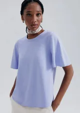 Blusa color violeta con mangas cortas evasé y cuello redondo.