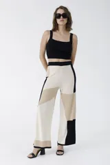 Crop top tejido de punto con escote cuadrado y breteles anchos, de corte ajustado al cuerpo.