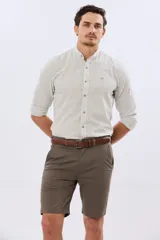Bermuda clásica azul marino confeccionada en gabardina liviana de algodón con elastano, de corte recto y diseño liso.