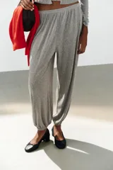 Pantalón bombacho de tiro medio en color gris melange, con cintura y puños elásticos.