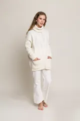 Sweater crudo de tejido bouclé, con cuello alto y bolsillos frontales.