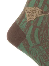 Medias de caña media confeccionadas en fibra de bambú, con diseño estampado de patos y bosque en tonos verde y marrón.