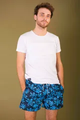 Short de baño azul marino con estampado de flores celestes, cintura elástica regulable con cordón y bolsillos laterales.