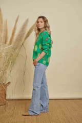 Pantalón de jean de corte recto y tiro medio, con acabado en lavado claro y diseño de pierna amplia.