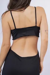 Vestido largo blanco con escote en V, abertura en la cintura y breteles finos.