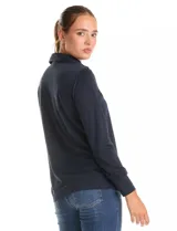 Remera de modal con cuello solapa, escote en V y cierre frontal con botones. Presenta mangas largas con puños elásticos y un corte recto con dobladillo ligeramente más largo en la parte posterior.