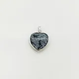 Dije en forma de corazón con piedra obsidiana copo de nieve engarzada en plata 925.
