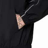 Campera Nike Club de color negro con capucha, cierre frontal completo y cordones ajustables. Presenta ribetes blancos decorativos en el pecho y las mangas, además del logo bordado de la marca en el lado izquierdo del pecho.