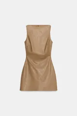 Vestido mini de efecto piel color tostado, con cuello barco, diseño sin mangas (manga sisa) y cierre en la espalda con cremallera oculta.