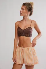 Bralette largo marrón de tela plumetí con botonadura frontal, escote en V con detalles de encaje y tiras finas regulables.