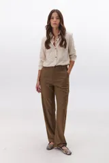 Pantalon de vestir azul marino, de corte recto y tiro alto, con cierre frontal y bolsillos laterales.