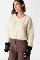 Sweater crop de tejido de punto color chocolate, con cuello redondo y diseño de rombos en relieve. Presenta puños y ruedo acanalados.