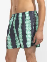Short de baño para hombre con estampado de flores rosas sobre fondo gris, calce relajado, cintura elástica con cordón regulable, bolsillos laterales y bolsillo trasero con cierre. Incluye suspensor de malla fina hipoalergénico.
