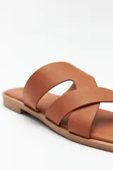 Sandalias plateadas con tiras anchas cruzadas, punta cuadrada y base levemente acolchonada.