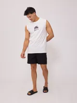Musculosa blanca con estampado del logo de Rusty en el frente y la espalda, corte holgado.