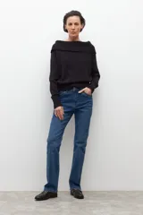 Sweater beige de tejido de punto, con escote bardot y mangas largas.