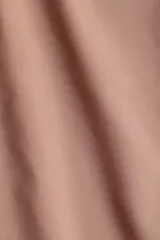 Culotte moldeador de microfibra color beige, de tiro alto, con leve efecto moldeador en cintura, glúteos y caderas. Cuenta con refuerzo interior y ribetes cortados por láser para mínima visibilidad bajo la ropa.