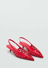 Zapato de tacón kitten color rojo, con punta fina y diseño troquelado.