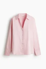 Blusa rosada de tela satinada con cuello clásico, escote en V con botones delanteros, manga larga con puños anchos y bajo redondeado.