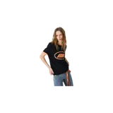 Remera oversize negra de manga corta, con cuello redondo y ribetes en color naranja en el cuello y los puños. Presenta un estampado frontal en color naranja con un logotipo ovalado y estrellas.