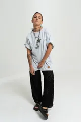 Pantalón negro de tejido calado con cintura elástica.