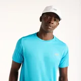 Remera deportiva New Balance Sport Essentials de color celeste, con cuello redondo, mangas cortas y logo reflectante en el pecho.