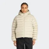 Campera puffer New Balance Essentials color beige, con diseño acolchado horizontal, capucha ajustable, cierre frontal bidireccional y bolsillos laterales.