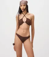 Top de bikini bandeau marrón con tirantes cruzados al cuello y diseño fruncido con detalles bordados en contratono.