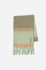 Bufanda de lana cepillada con diseño de rayas horizontales en tonos beige y marrón, con flecos en los extremos y logo de la marca bordado.