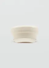Gorro tipo marinero color blanco off-white, con visera corta y estructura rígida en la parte superior.