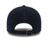 Gorra New Era modelo 9FORTY de los Yankees, color azul marino, confeccionada en tela tipo borrego o corderito. Presenta el logo "NY" bordado en color crema en el frente.