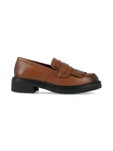 Mocasines de cuero color marrón tostado, con detalle de flecos y tira en el empeine, y suela chunky negra con tacón bajo.