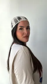 Gorro tipo bucket de crochet color crudo con trama calada.