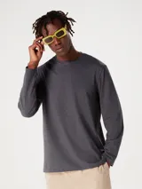 Camiseta blanca de algodón de manga larga y cuello redondo.