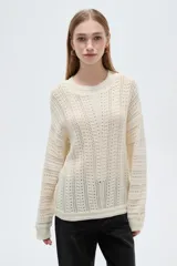 Sweater de tejido acanalado color blanco, con cuello redondo y diseño holgado de manga larga.