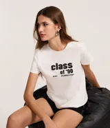 Remera blanca de algodón con cuello redondo y mangas cortas. Estampa frontal con la frase "class of '90 in my clubber era" en color negro.