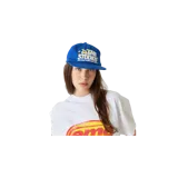 Gorra azul con visera plana de Eme Studios, modelo Astro Sodalite, con bordados en blanco y amarillo en el frente.