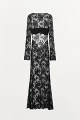 Vestido largo semitransparente confeccionado en tejido de encaje con diseño floral. Presenta escote barco, manga larga y detalle de escote en la espalda con banda cruzada.